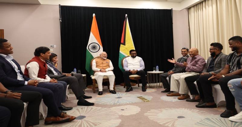 கயானா கிரிக்கெட் அணியினருடன் பிரதமர் மோடி கலந்துரையாடல் – பேட் பரிசளித்த வீரர்கள்!