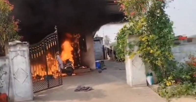 தெலங்கானாவில் தீப்பிடித்து எரிந்த மின்சார இருசக்கர வாகனம்- ரூ. 2 லட்சம் மதிப்பிலான பொருள்கள் சேதம்!