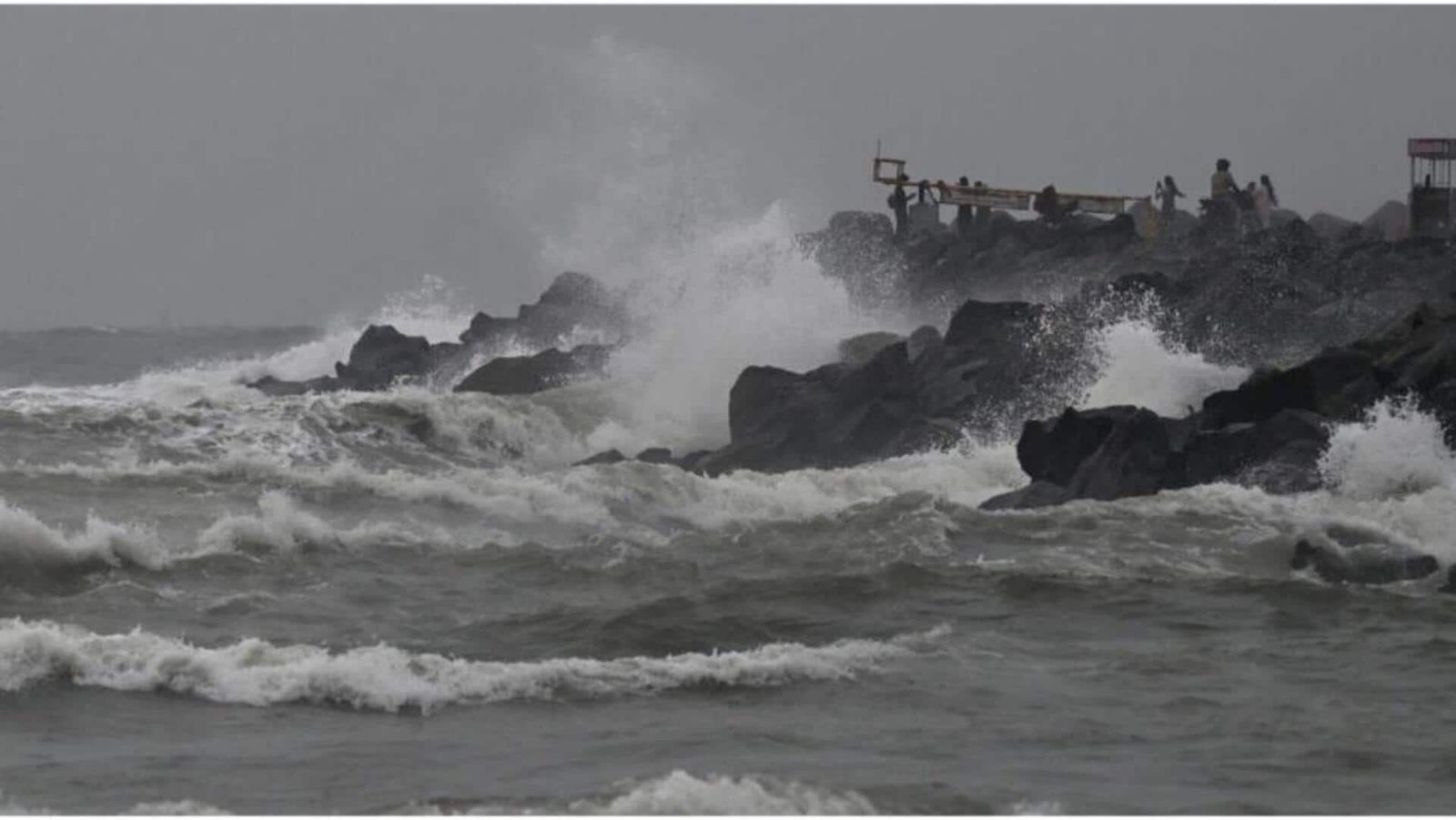 நெருங்கும் புயல் சின்னம்: நாளை 6 மாவட்டங்களுக்கு ரெட் அலெர்ட்