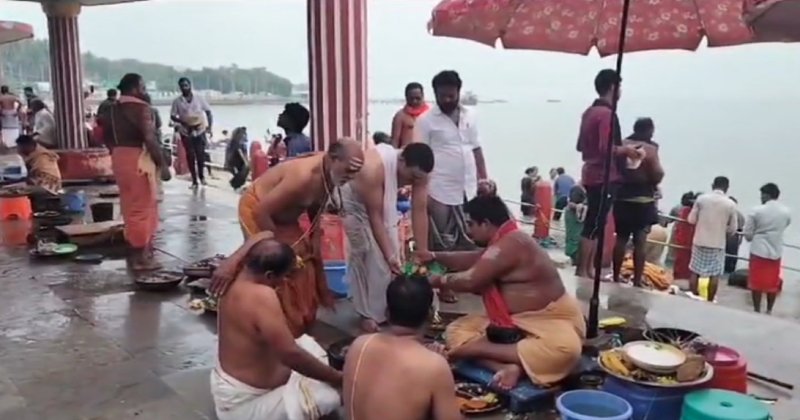 கார்த்திகை மாத அமாவாசை –  நீர் நிலைகளில் முன்னோர்களுக்கு திதி கொடுக்க திரண்ட மக்கள்!