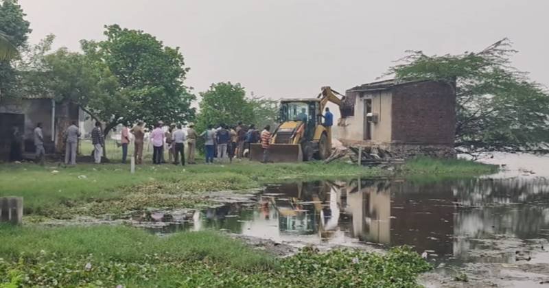 சென்னை துரைப்பாக்கத்தில் ஆக்கிரமிப்பு வீடுகள் இடிப்பு – குடியிருப்புவாசிகள் போராட்டம்!