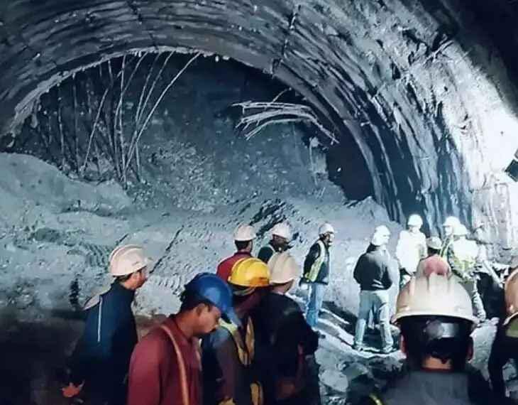 சுரங்கத்தில் சிக்கிய 8 ரோபோடிக் கேமராக்கள் மூலம் தேடும் பணி