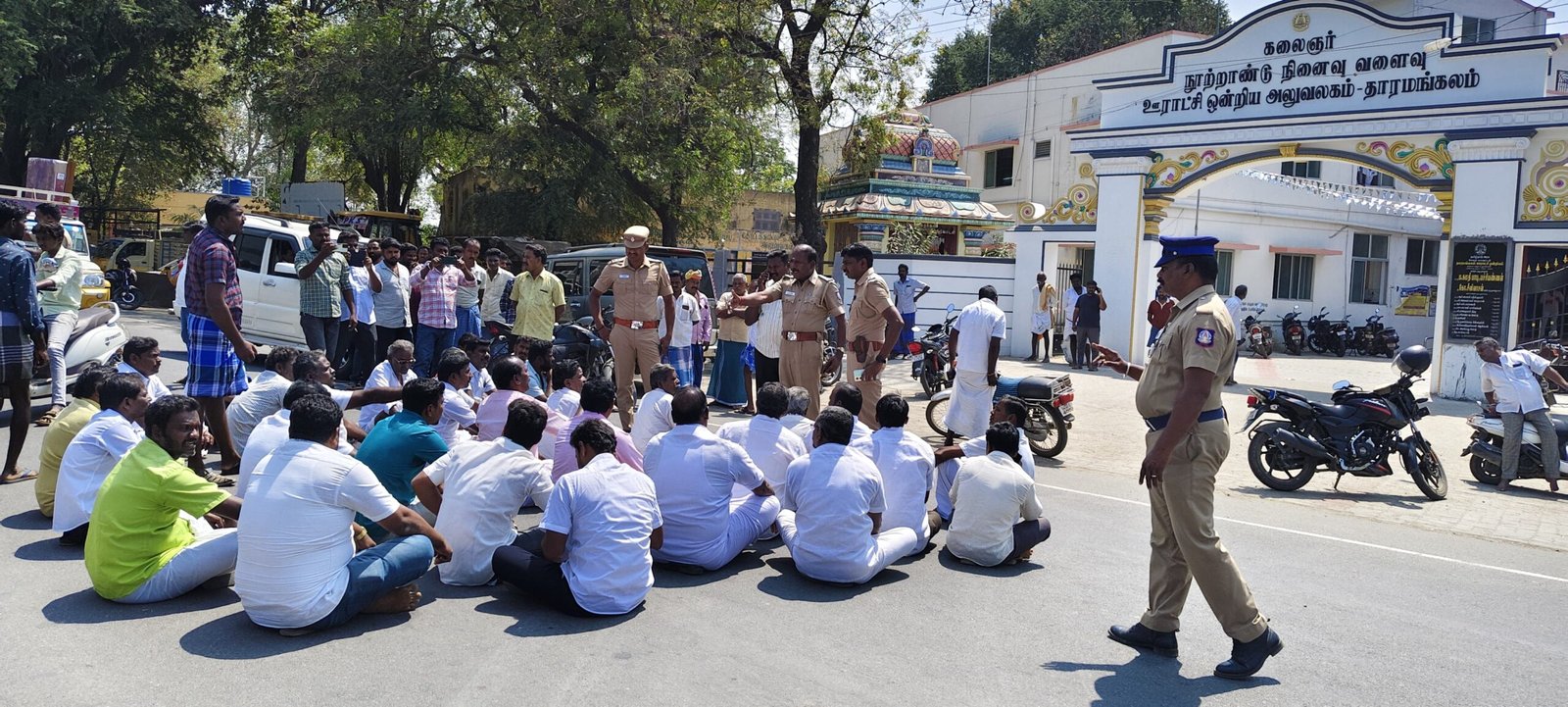 சரிவர குடிநீர் வராததால் நெடுஞ்சாலையில் அமர்ந்து போராட்டம்
