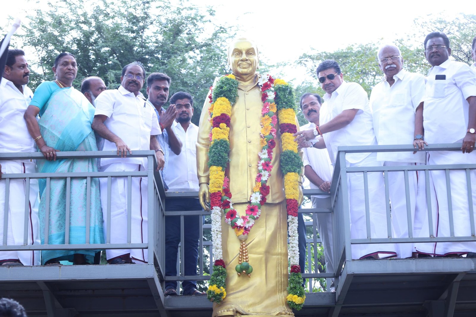 பி.டி.ஆர்.பழனிவேல் ராஜன் அவர்களின் 93-வது பிறந்த தினத்தை முன்னிட்டு அவரது திருவுருவச் சிலைக்கு மாலை அணிவித்து மரியாதை செலுத்தினர்