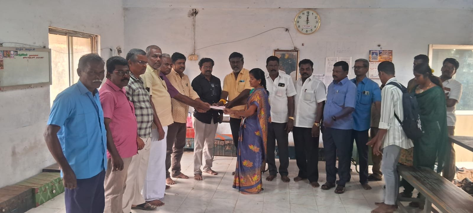 பணியின் போது மரணமடைந்த சுந்தரம் குடும்பத்தினருக்கு போக்குவரத்து கழக மேலாண்மை இயக்குநர் ரூ 5 லட்சம் வழங்கும் நிகழ்ச்சி நடந்தது.