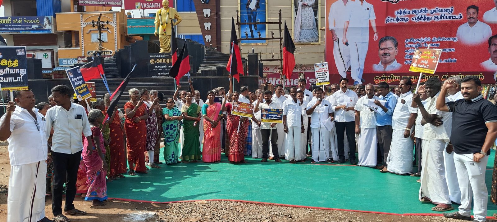 ஆலங்குளத்தில் மத்திய அரசின் மும்மொழி அமல்படுத்தம் திட்டத்தை கண்டித்து திமுக ஆர்பாட்டம்.