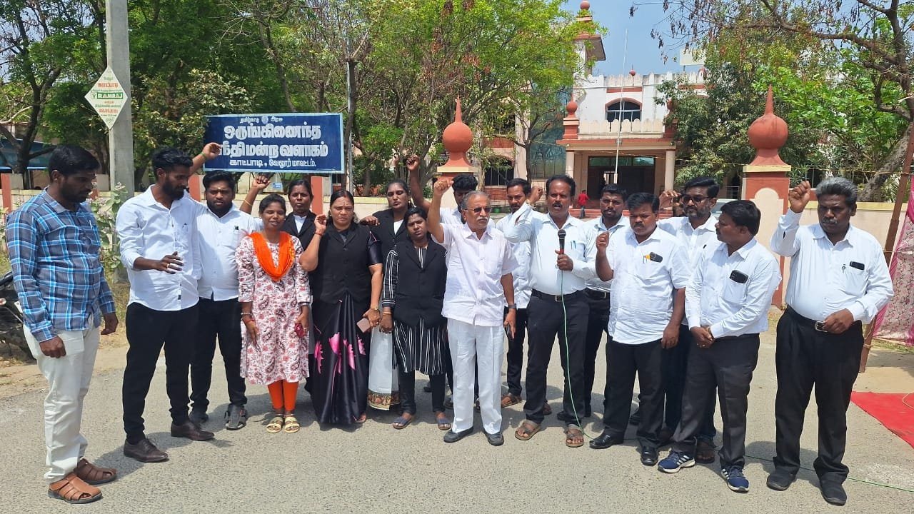 காட்பாடி வழக்கறிஞர்கள் ஆர்ப்பாட்டம்