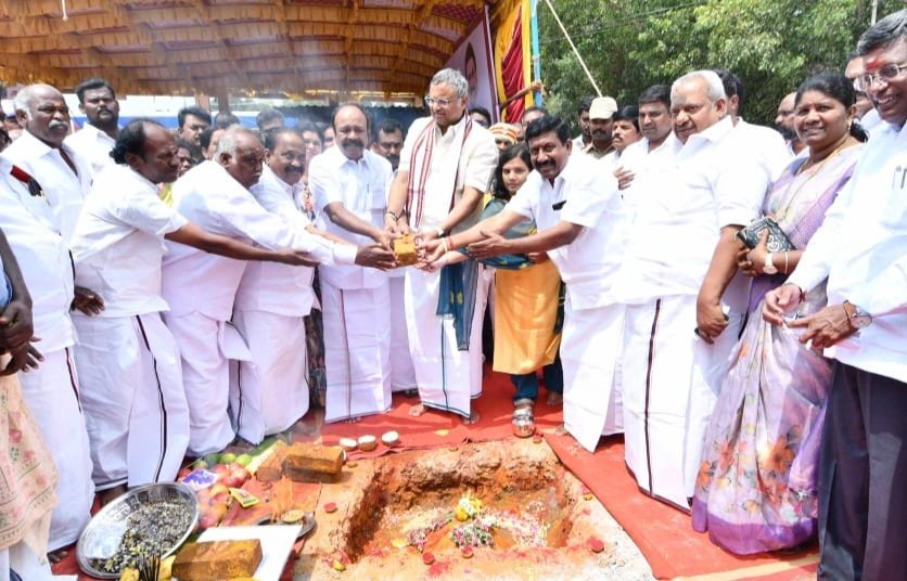 சிவகங்கை பேருந்து நிலைய விரிவாக்கப் பணிகளுக்கென அடிக்கல் நாட்டும் பணியினை துவக்கி வைத்தார்.