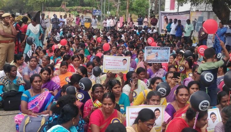 வாழ்வாதாரம் இழந்து உள்ளோம் என 2013ம் ஆண்டு ஆசிரியர் தகுதி தேர்வில் தேர்ச்சி பெற்றோர் நலச்சங்கத்தினர் திருச்சியில் ஆர்ப்பாட்டம்