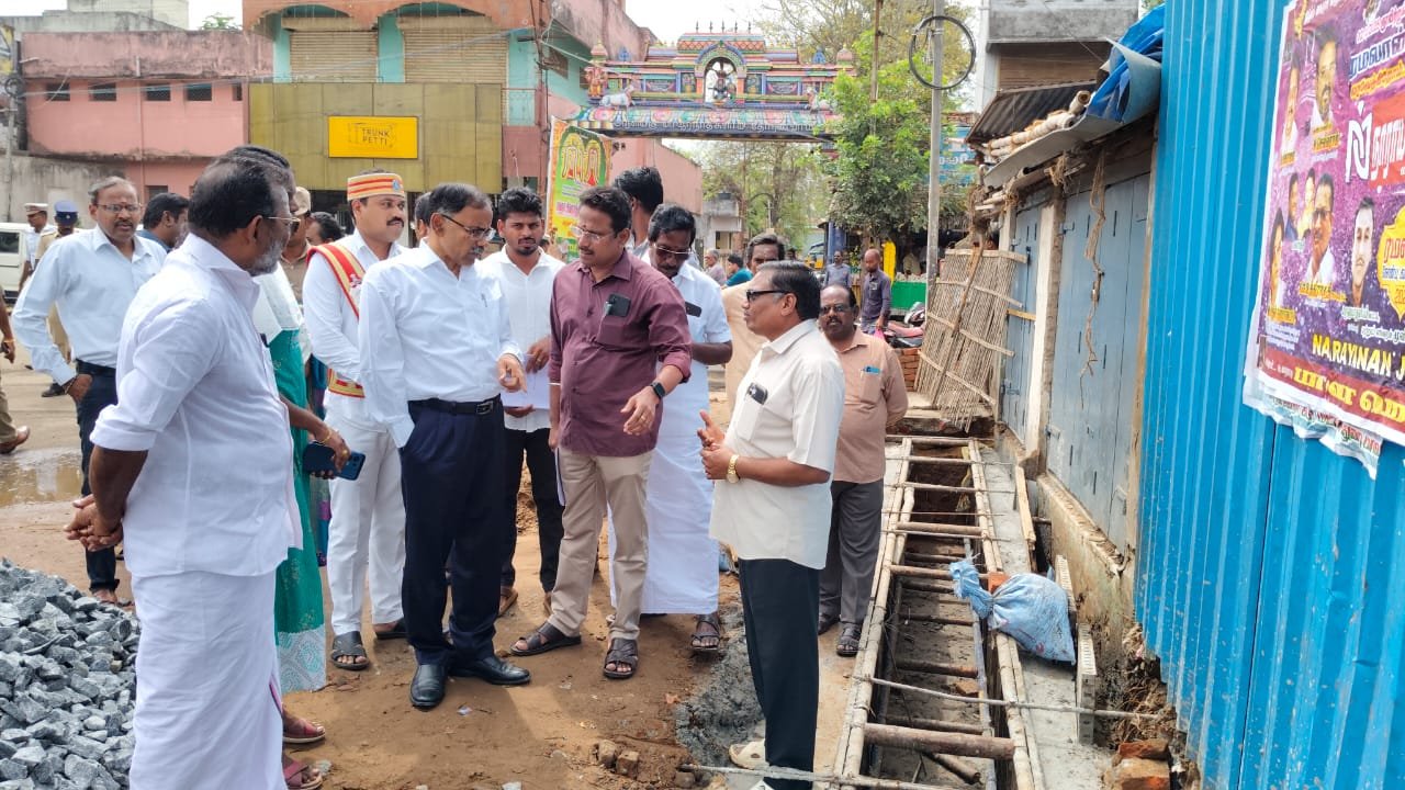 மயிலாடுதுறை நகராட்சி பகுதிக்குட்பட்ட மகாதான தெருவில் ரூ.3 கோடியே 45 இலட்சம் மதிப்பில் சாலை மேம்பாட்டு பணிகள் நடைபெற்று வருவதை மாவட்ட ஆட்சியர் ஆய்வு