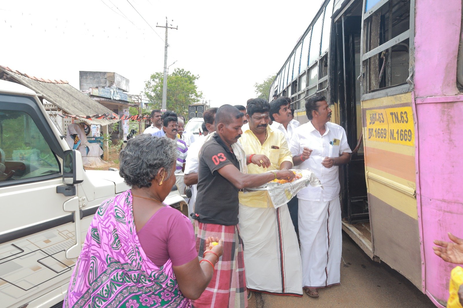 காளையார் கோவில் திமுக தெற்கு ஒன்றியம் சார்பில் திமுக கொடியேற்றி பொதுமக்களுக்கு இனிப்பு வழங்கப்பட்டது.