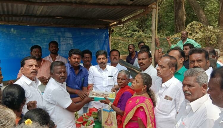 முன்னாள் முதல்வர் ஜெயலலிதா பிறந்தநாளை முன்னிட்டு மீனவரணி மாவட்ட செயலாளர் அம்பிகாபதி ஏற்பாட்டில் அன்னதானம் மற்றும் நலத்திட்ட உதவிகளை திருச்சி மாநகர் மாவட்ட செயலாளர் சீனிவாசன் வழங்கினார் .