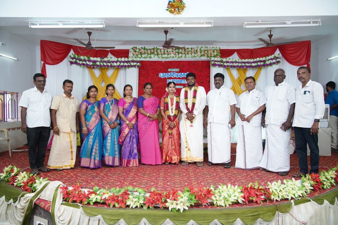 அதிமுக தகவல் தொழில்நுட்பப் பிரிவு செயலாளர் நாதகிரி முருகன் – பாவனா திருமண விழாவில் முன்னாள் அமைச்சர் வி.எம். ராஜலெட்சுமி நேரில் வாழ்த்து