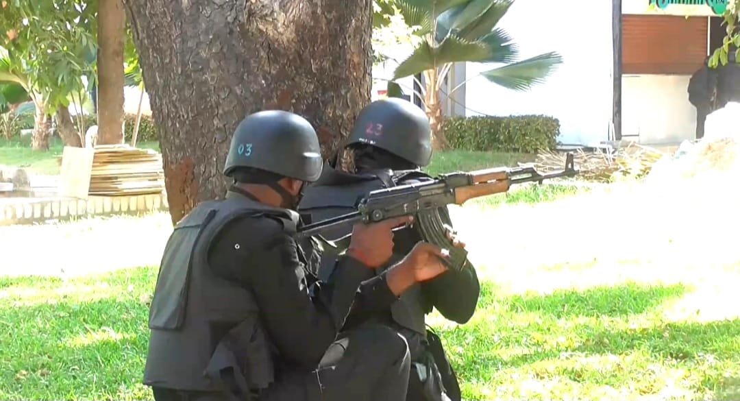 காட்பாடியில் கமாண்டோ படைகள் ஒத்திகை நடத்தி காட்டினார்கள்