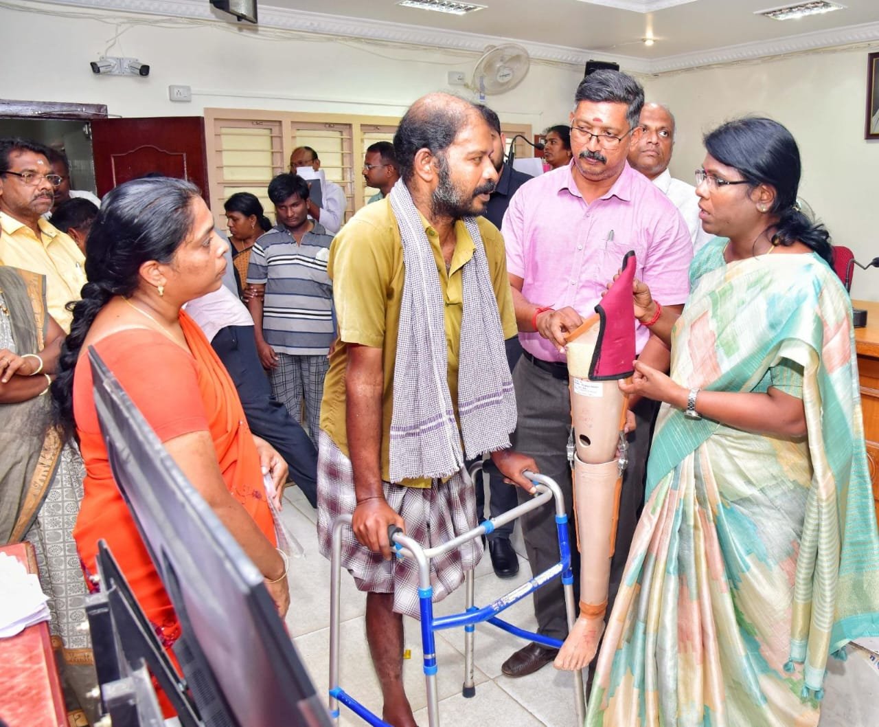 மாவட்ட ஆட்சியர் மாற்றுத்திறன் பயனாளிகளுக்கு நலத்திட்ட உதவிகள் வழங்கினார்கள்.