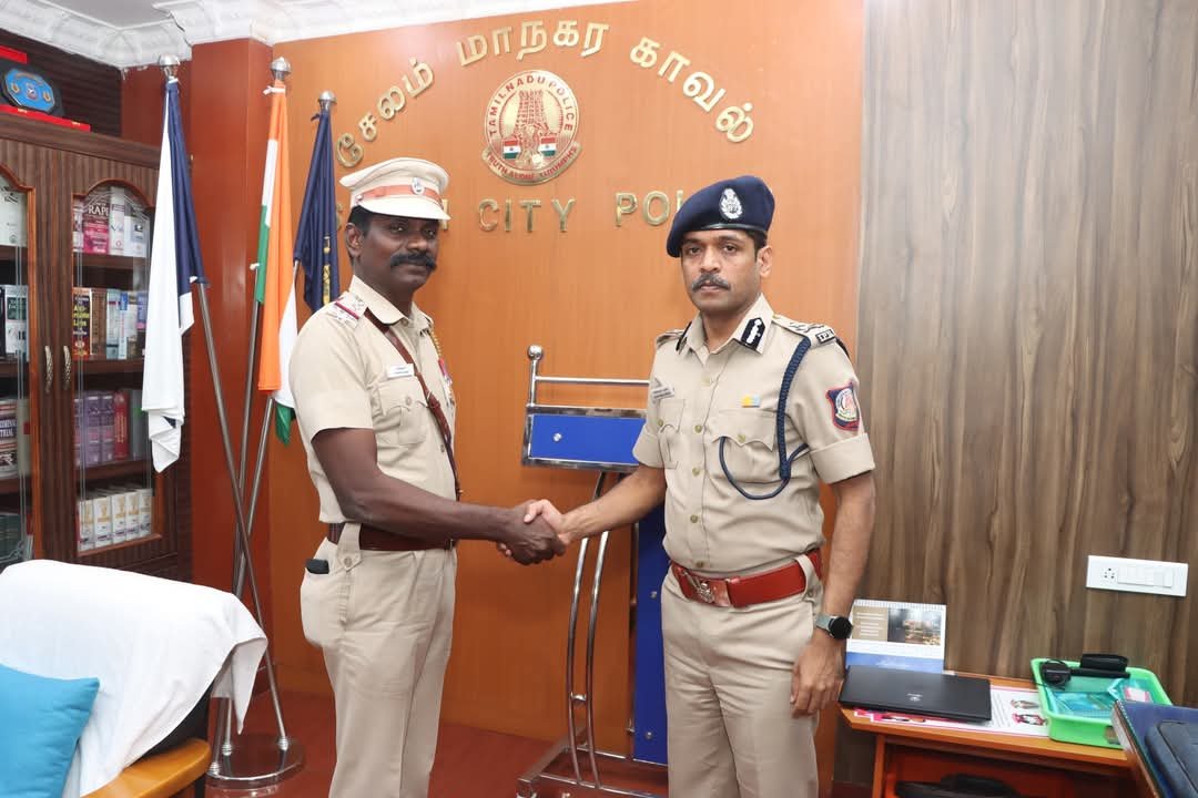 சிறந்த காவல் பணி சேவைக்காக மத்திய உள்துறை செயலகத்தால் தேர்ந்தெடுக்கப்பட்ட காவல் ஆய்வாளர் நந்தகுமார் அவர்களுக்கு சேலம் மாநகர காவல் ஆணையாளர் திரு.பிரவீண் குமார் அபினபு அவர்கள் பாராட்டினார்.