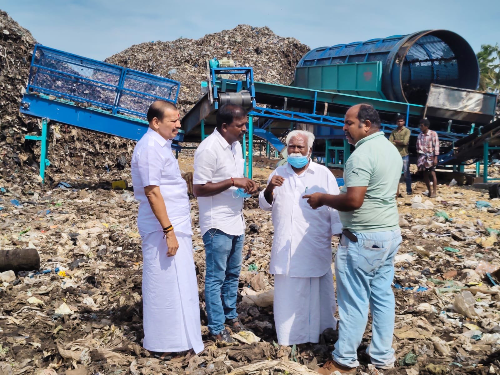 நாகர்கோவில் மாநகராட்சி வலம்புரி குப்பை கிடங்கில் குப்பைகளை பிரித்தெடுக்கும் இயந்திரத்தை சட்டமன்ற உறுப்பினர் எம்.ஆர்‌.காந்தி பார்வையிட்டார்