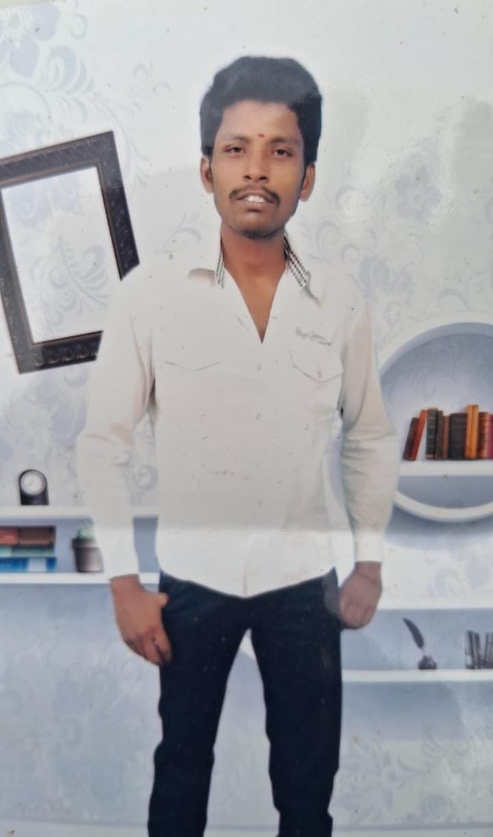 வேலூர் ஆரம்ப சுகாதார நிலையம் நுழைவு வாயிலில் சடலமாக கிடந்த இளைஞர்