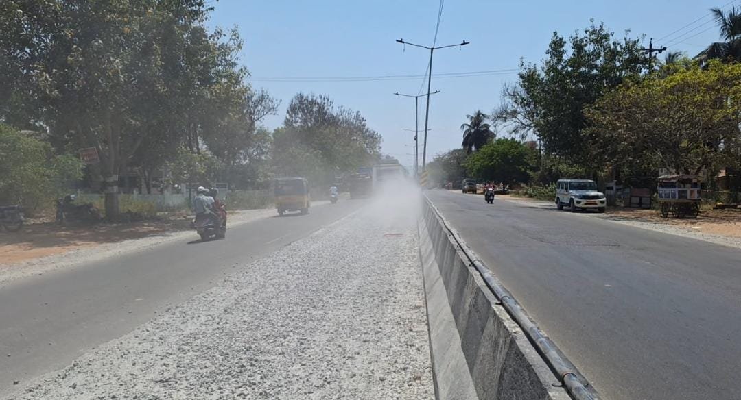 காட்பாடி- சித்தூர் இடையே தேசிய நெடுஞ்சாலை ஆமை வேகத்தில் சீரமைப்பு பணியினால், நடந்துச் சென்ற பெண்ணிற்கு நேர்ந்த துயரம்