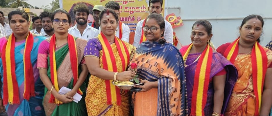 ஆலங்குளத்தில் தமிழக வெற்றிக் கழகம் சார்பில் வளைகாப்பு நடத்தப்பட்டது.