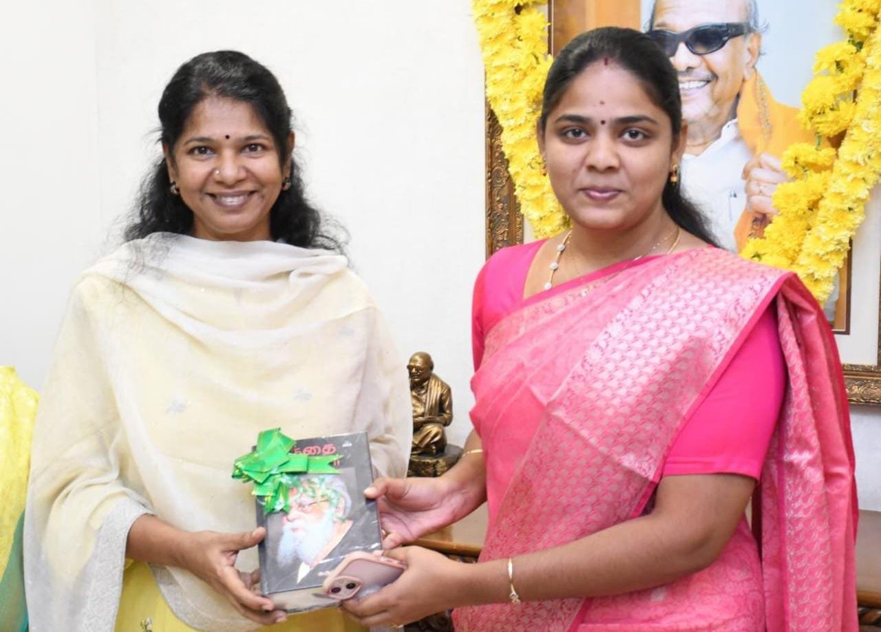 கனிமொழி அவர்களிடம் தென்காசி மாவட்டம் ஆலங்குளம் ஊராட்சி ஒன்றிய சேர்மன் திவ்வியா மணிகண்டன் வாழ்த்து பெற்றார்.