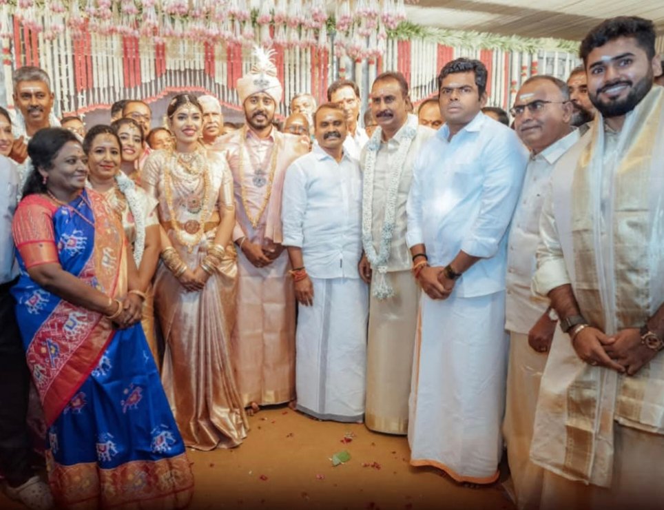 அதிமுக முன்னாள் அமைச்சர் எஸ்.பி.வேலுமணி மகன் திருமண விழாவில் பாஜக முக்கிய நிர்வாகிகள்