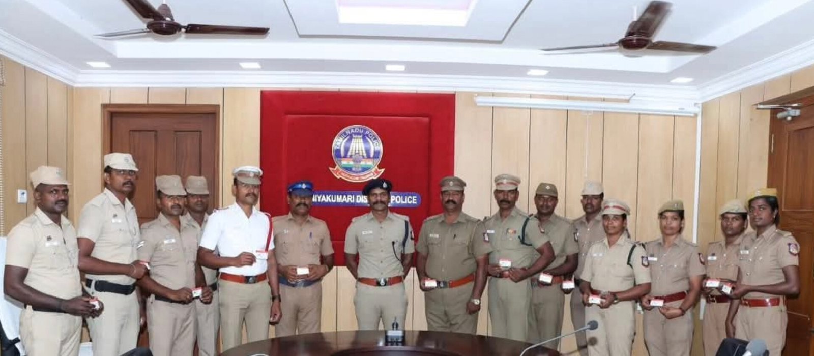 கன்னியாகுமரி மாவட்டத்தில் பணிபுரியும் காவலர்களுக்கு இலவச பேருந்து பயண அட்டை வழங்கப்பட்டது.