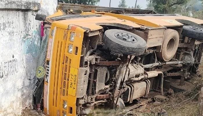 சேலத்தில் தனியார் பள்ளி வேன் பள்ளத்தில் கவிழ்ந்து விபத்து..!! 17 மாணவர்கள் காயம்..!!