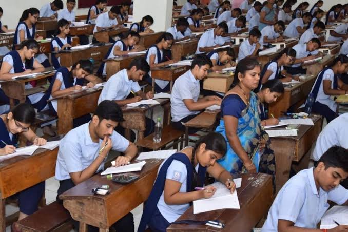 வேலூர் மாவட்டத்தில் 80 மையங்களில் 15,985 பன்னிரண்டாம் வகுப்பு பொதுத்தேர்வு எழுத உள்ளனர்