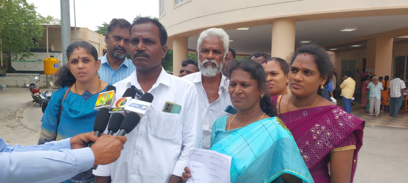 திருப்பத்தூர் ஆட்சியரிடம் சின்னபள்ளி குப்பம் ஊராட்சி மன்ற தலைவர் மீது வார்டு உறுப்பினர்கள் புகார்!