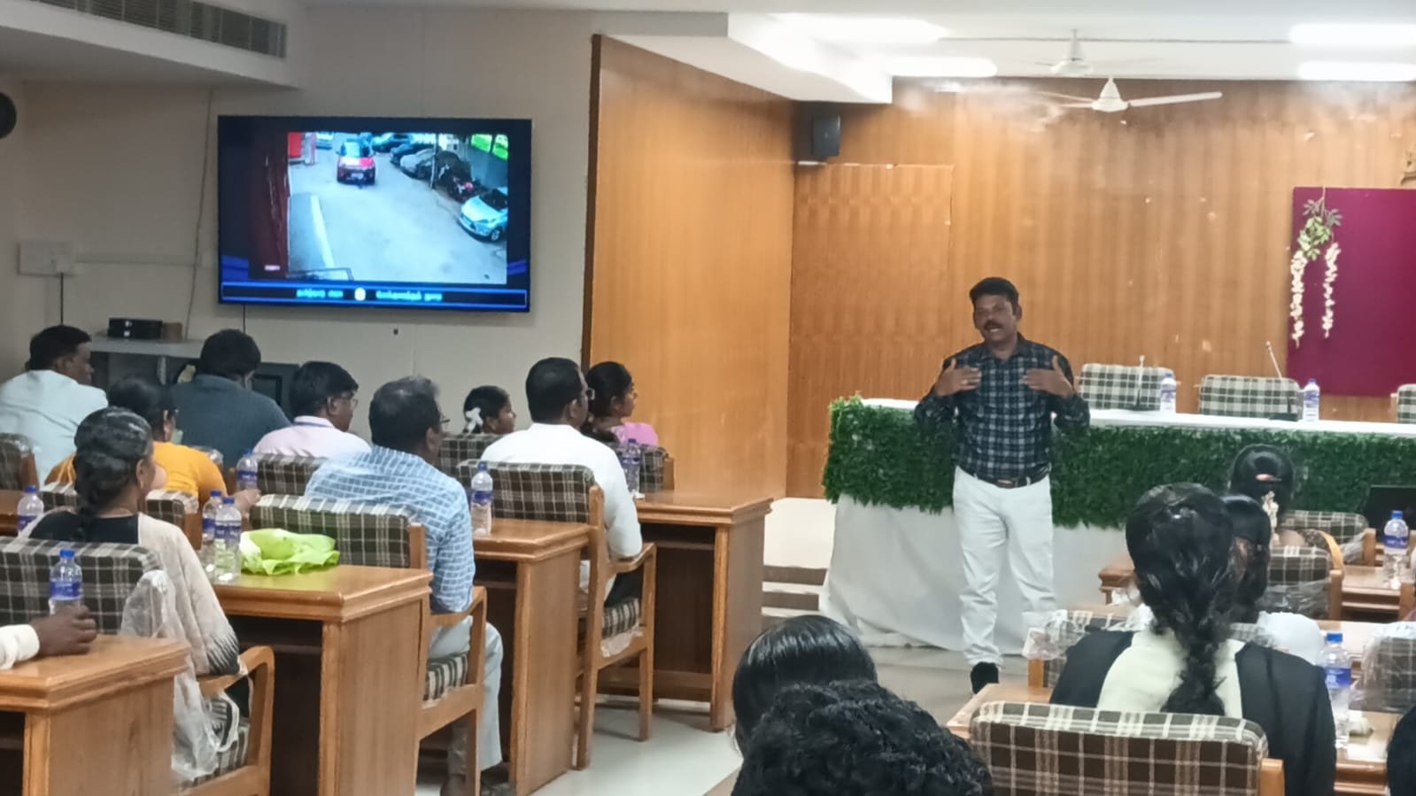 தலைக்கவசம் அணியுங்கள் தலை விதியை மாற்றுங்கள் வட்டாரப் போக்குவரத்து அலுவலர் பன்னீர்செல்வம் அறிவுரை.‌