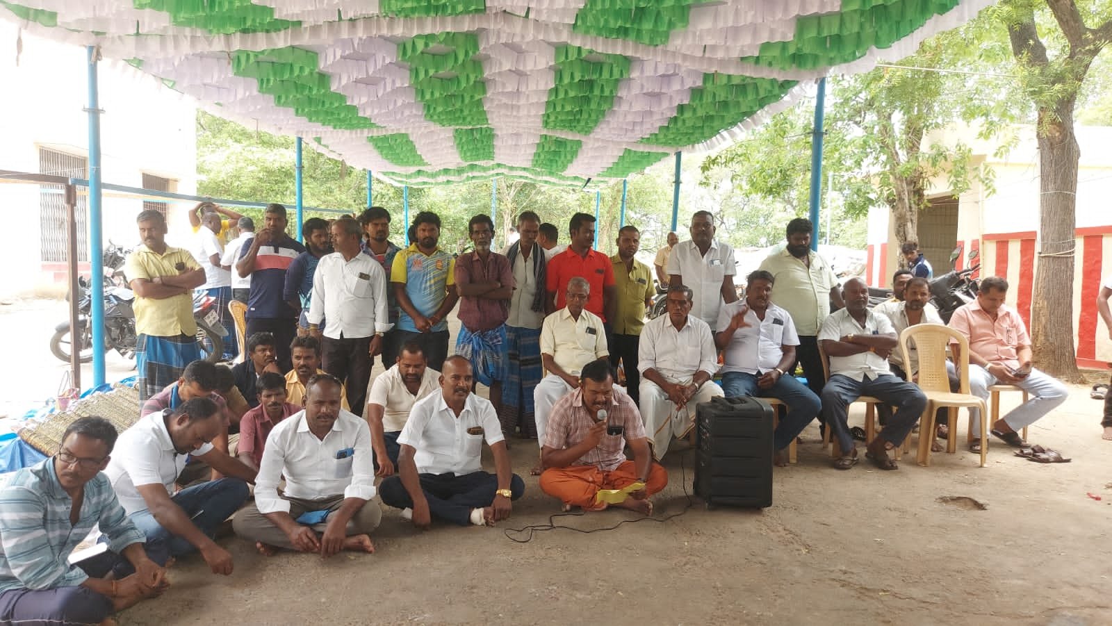 பசலிக்குட்டை சுப்பிரமணியசுவாமி கோயிலில் அடிப்படை வசதிகள் இல்லை என கூறி பொதுமக்கள் தர்ணா போராட்டம்.