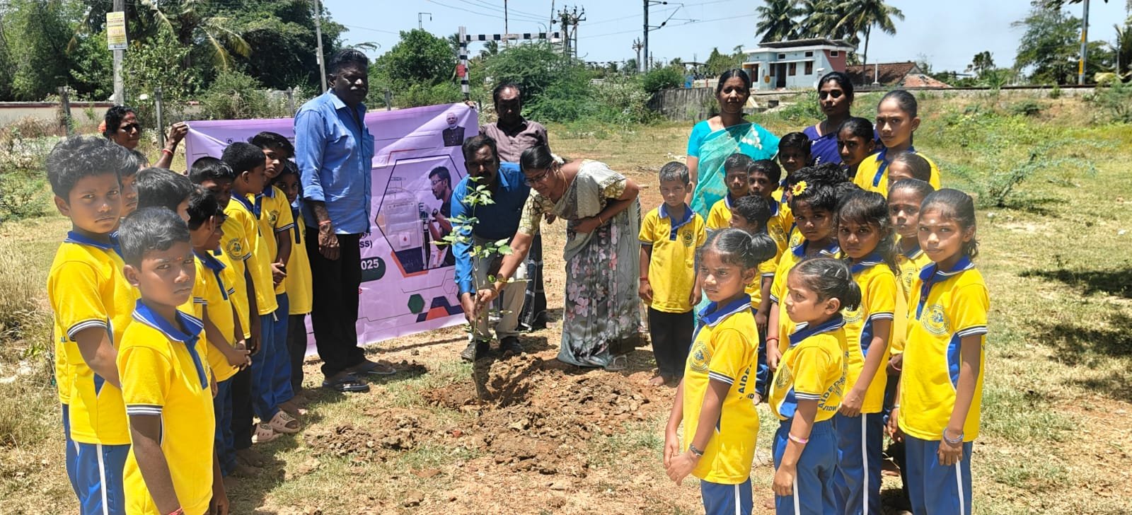 திருவாரூர் மக்கள் கல்வி நிறுவனம் சார்பில் மரக்கன்று நடும் விழா.