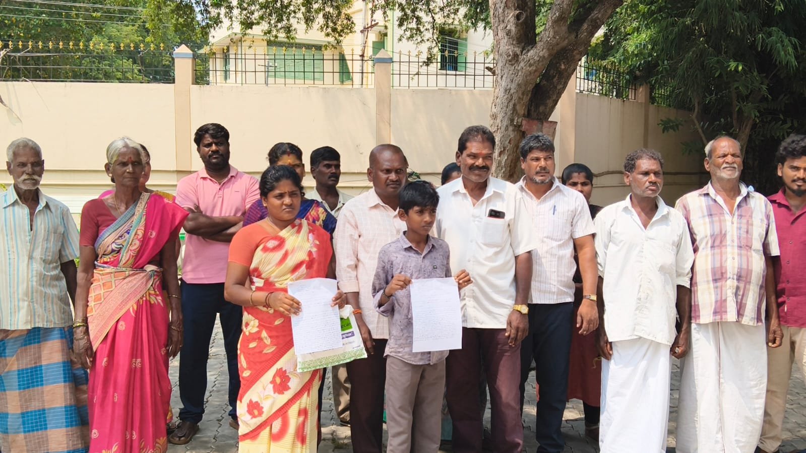 ஆசிரியர் மீது நடவடிக்கை எடுக்க கோரி ஆட்சியிடம் மனு